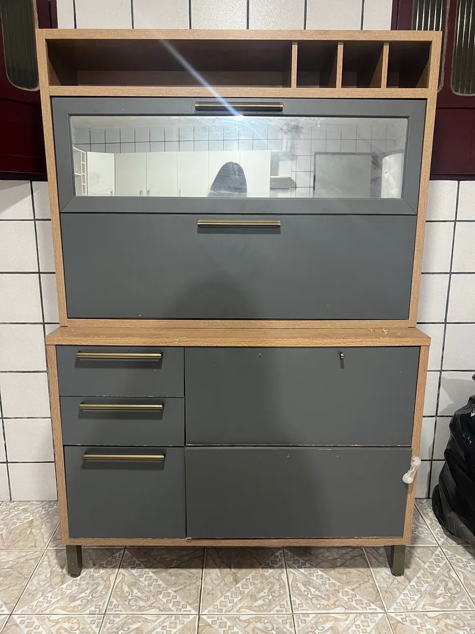 armário com porta vinho