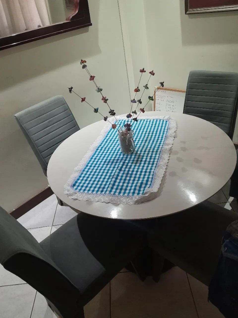 Mesa com 4 cadeiras 