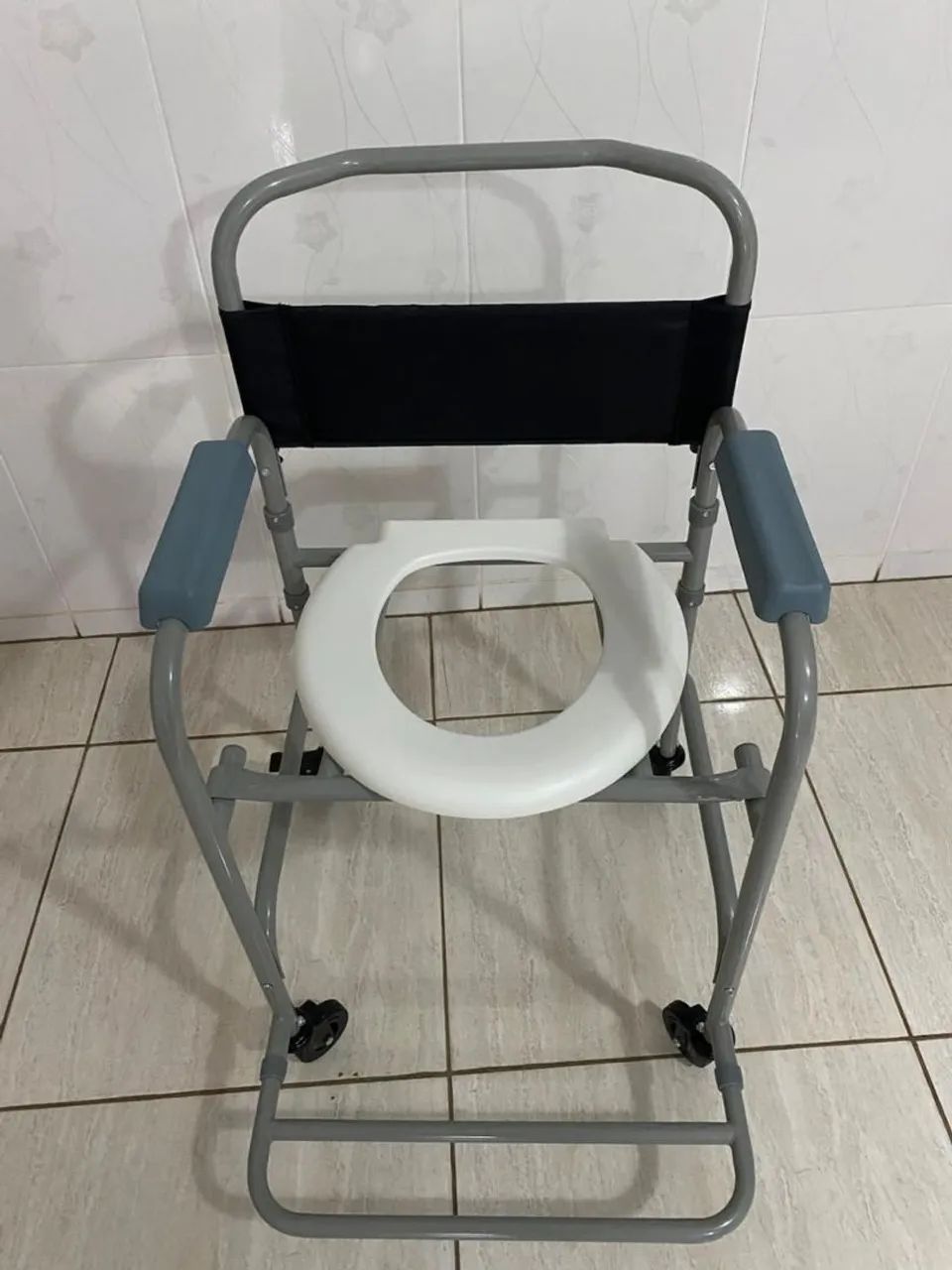 Vendo cadeira banho usada só uma vez  - Foto 2
