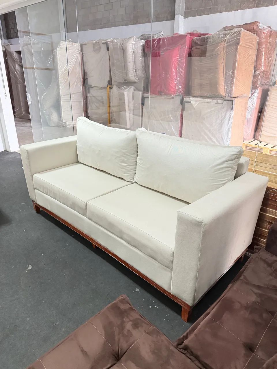 sofá com base em madeira executivo - Foto 2