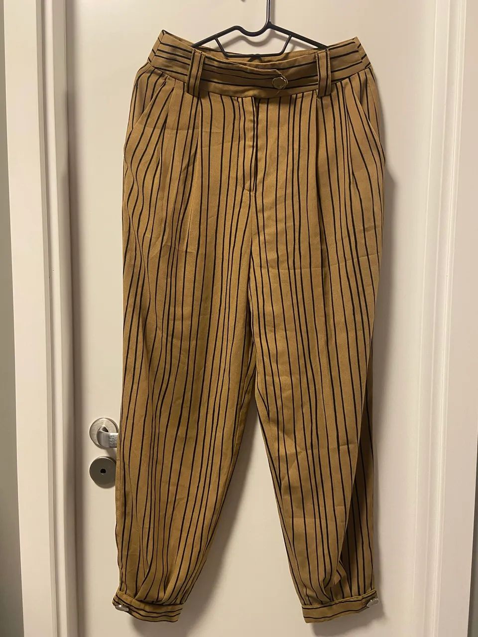 Calça bege com listras pretas  - Foto 3