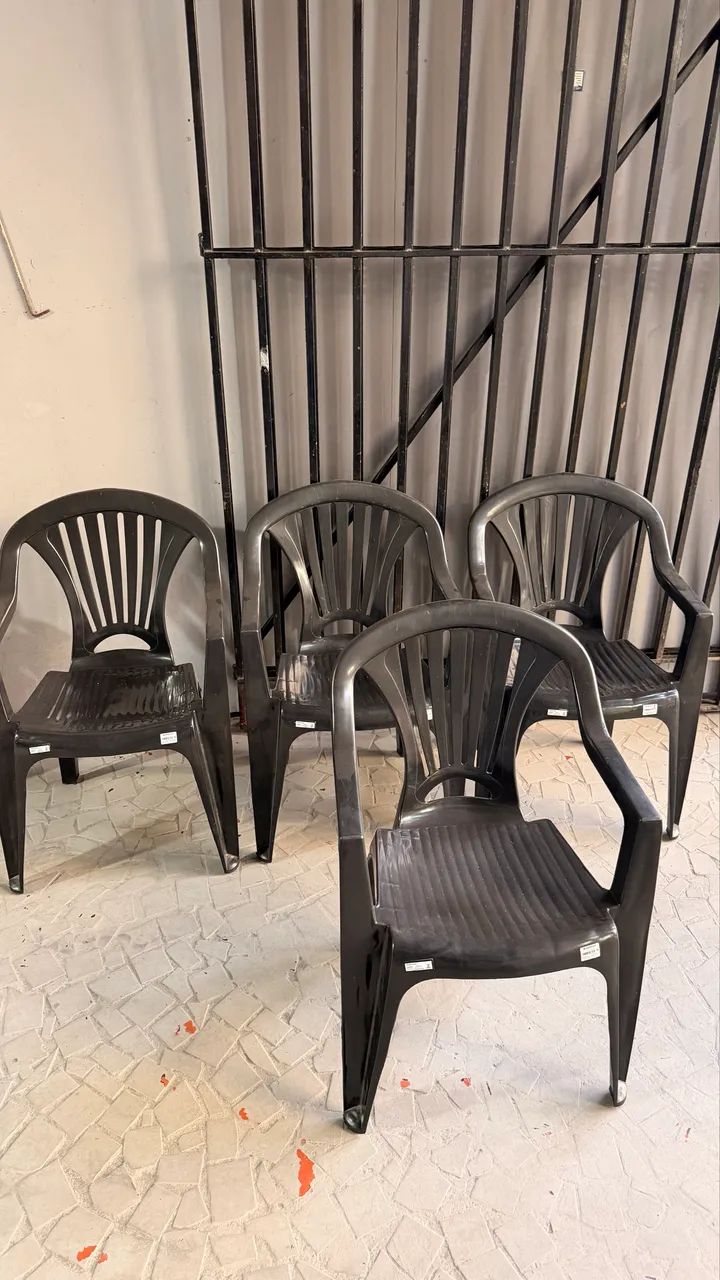 Mesa de plástico com 4 cadeiras - Foto 3