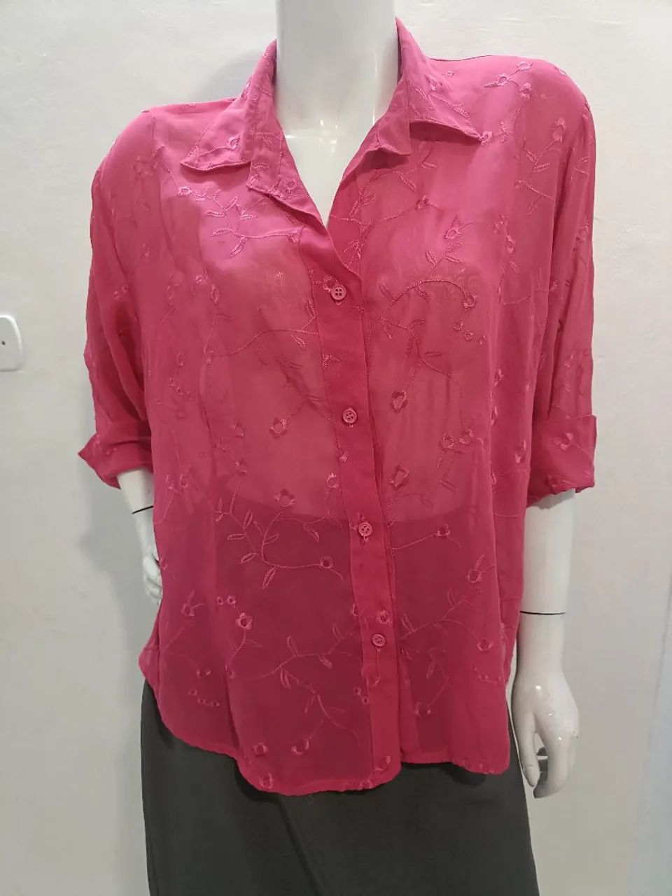 Camisa transparente bordada. Tam G usada. 