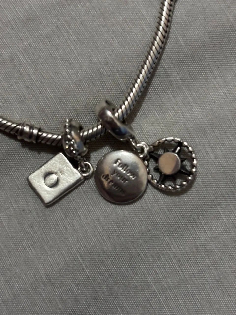 Pulseira Pandora original com berloques  - Foto 4