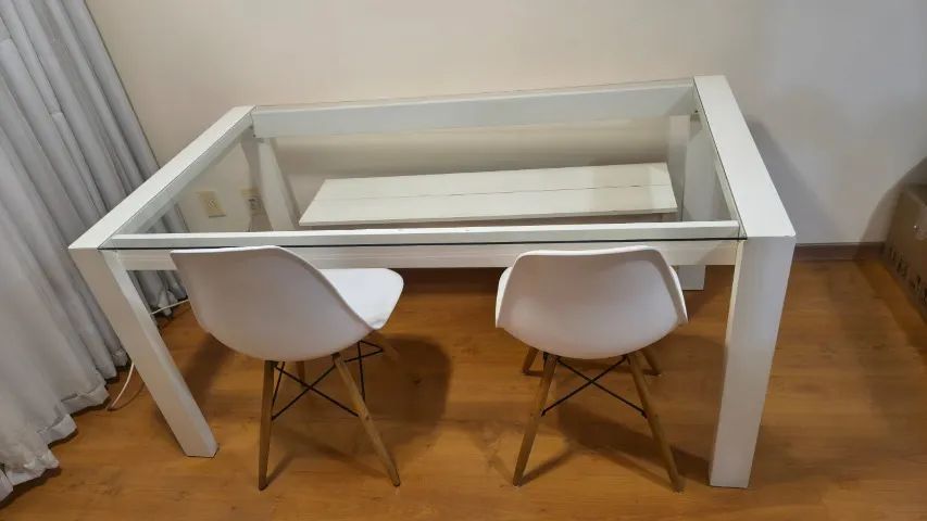 Mesa de jantar 6 lugares, com duas cadeiras e um banco - em bom estado - Foto 2