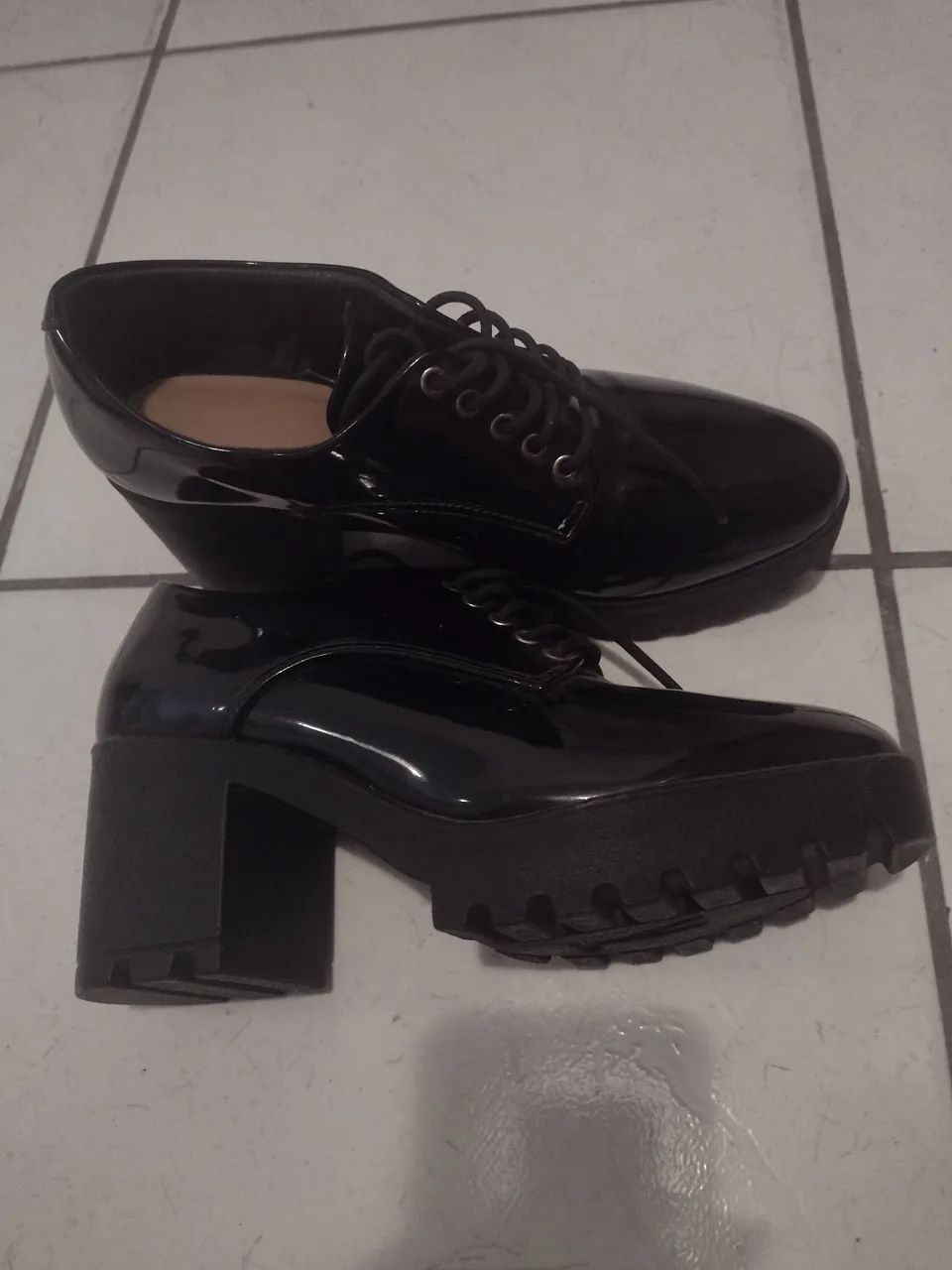 Sapato preto verniz tratorado 