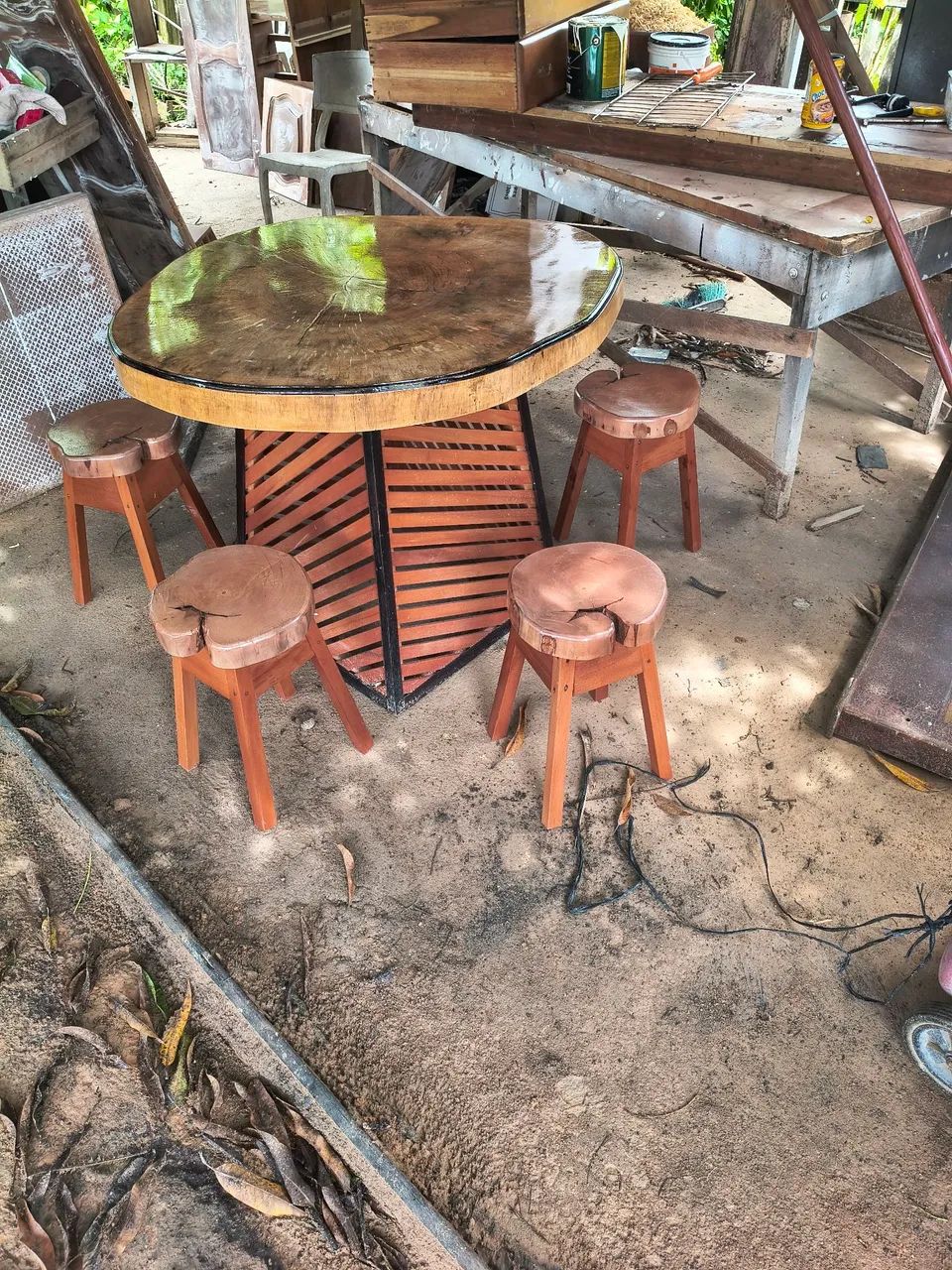 Mesa rústica com 5 banquetas 470984453354967040