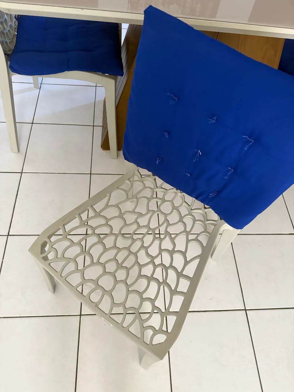 Mesa laqueada com base mdf e 4 cadeiras  - Foto 4