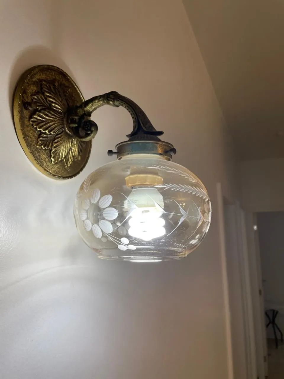 Conjunto com 2 lustres e 2 arandelas antigas de vidro - Foto 4