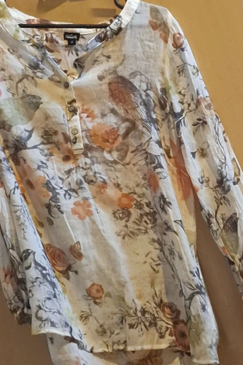 Camisa manga longa  floral com lindos pássaros e calopsitas M - Foto 4