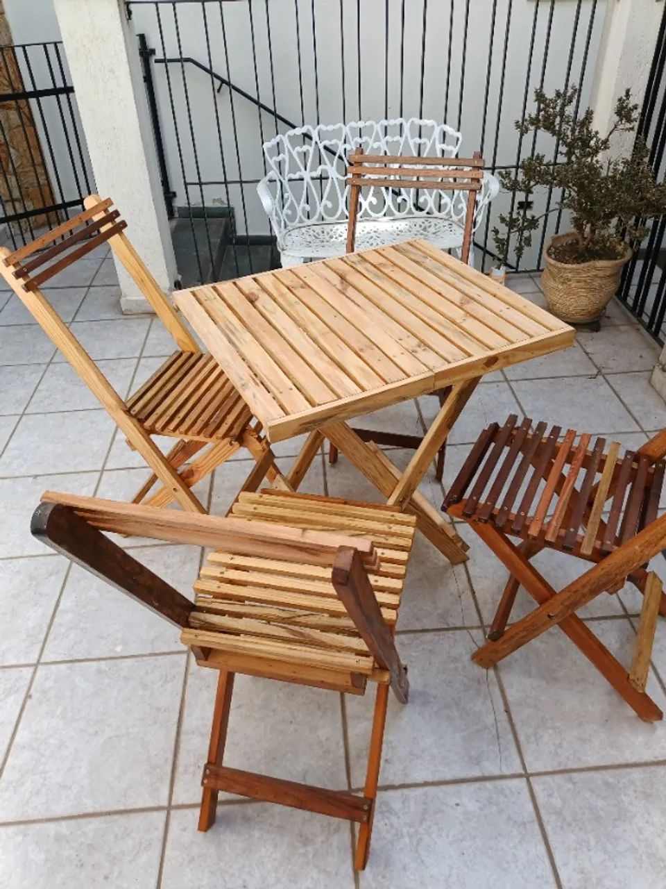 Set of table and 4 foldable chairs65581380717185120