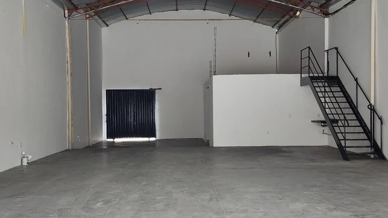 Alugo barracão com aprox. 270m² na Av. Miguel Sutil e mais aprox. 220m² de área aberta - C - Foto 4