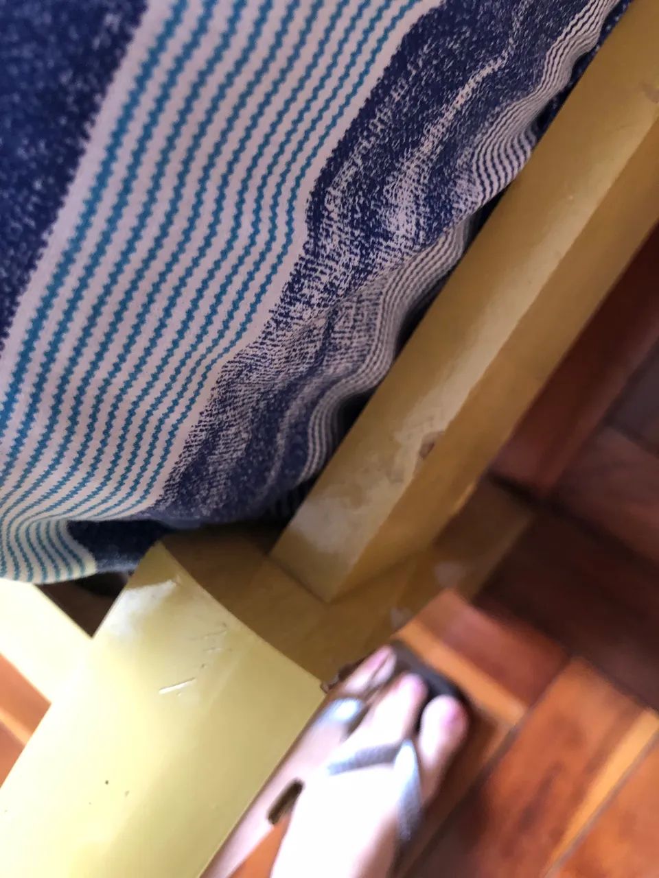 Cama de madeira e mesa de cabeceira  - Foto 3