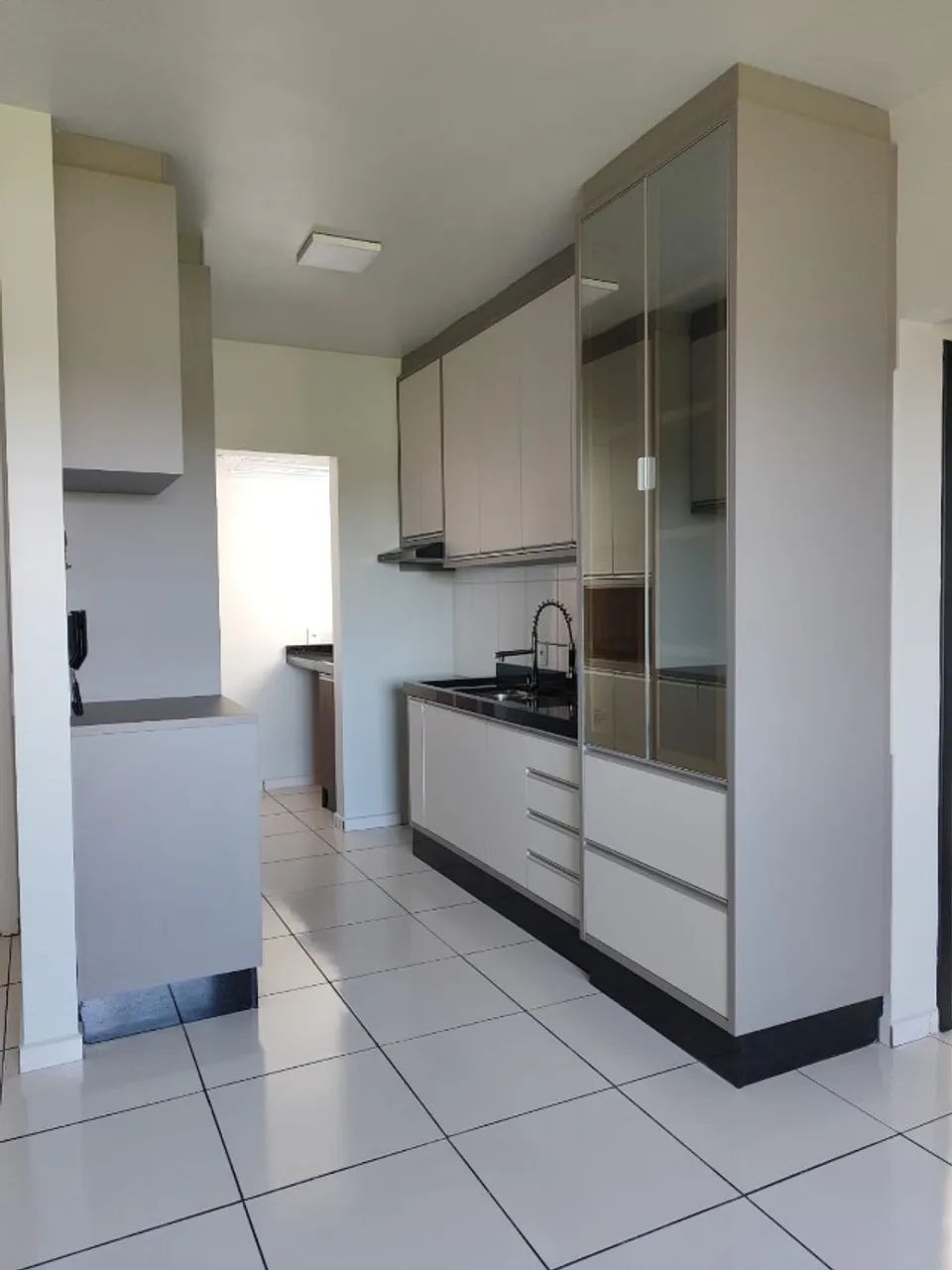 APTO COM 2 QUARTOS SALA, COZINHA E LAVANDERIA COM MOVEIS PLANEJADOS, 1 VAGA COBERTA