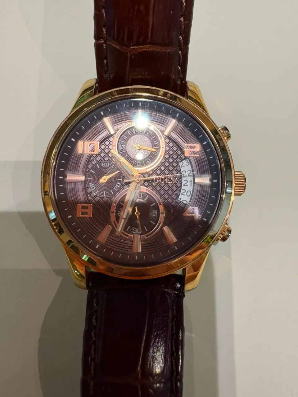 Relogio Guess Couro e Dourado  - Foto 3