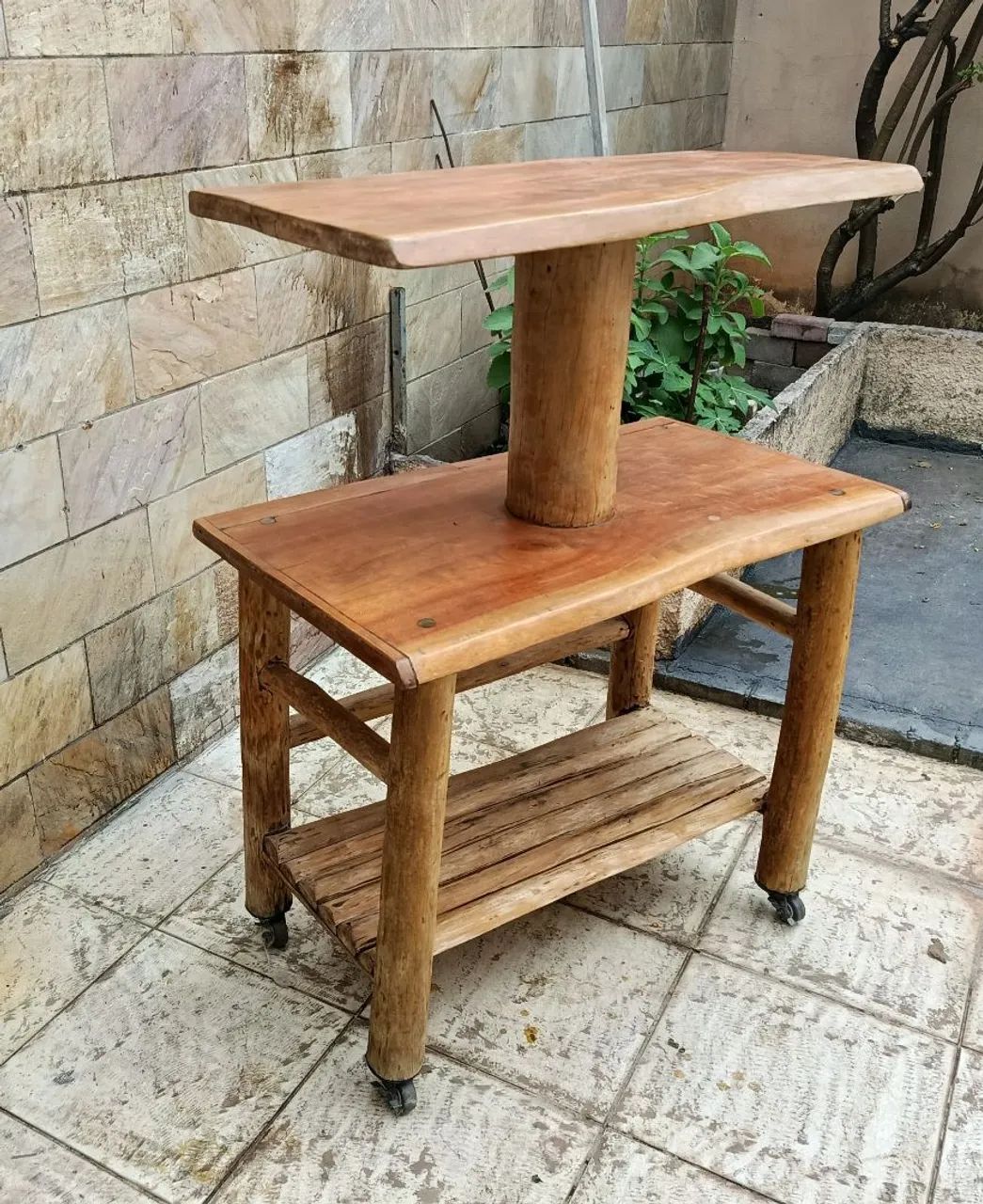 Mesa de madeira com uma coluna no meio