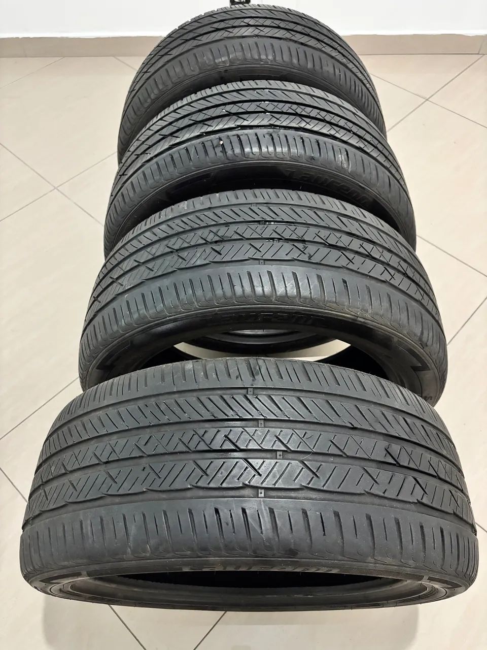 JOGO DE PNEUS SEMINOVOS 225/45 R17 - ÓTIMO ESTADO! - Foto 6