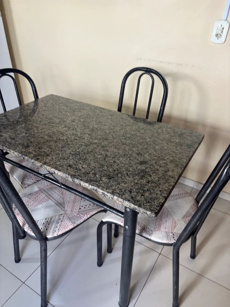 Mesa com 4 cadeiras  - Foto 4