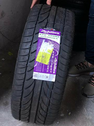 Pneu 225/30 R20 achilles