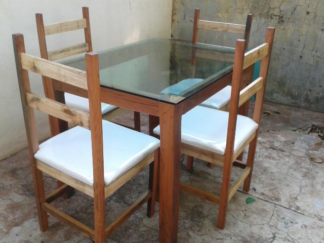 Mesa de madeira maciça com tampo de vidro e 4 cadeiras - Nova - parcelo no cartão! - Foto 4