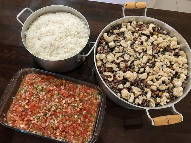 Comida da Alê - Feijão Tropeiro, Arroz, vinagrete e caldos - Foto 3