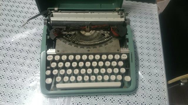 Vendo ou troco . Maquina de datilografia antiga - Foto 2