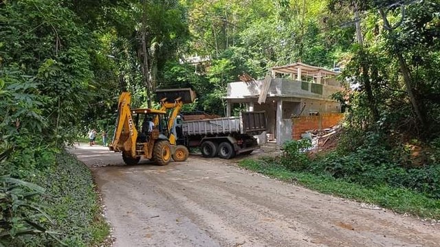 Aluguel e serviço de retroescavadeira e escavadeira e caminhão