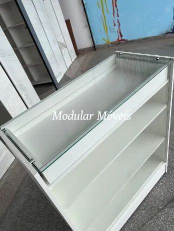 Balcão Vitrine com Vidro Superior, Gaveta e Portas em MDF - Foto 2