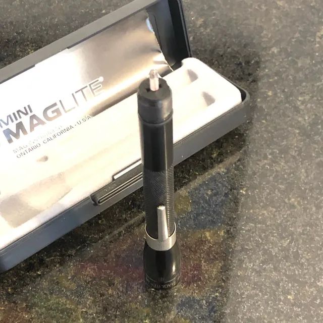 mini maglite com estojo, manual e lampada reserva - Foto 3