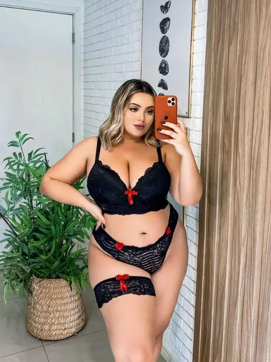 Conjunto de Lingerie Preto com Detalhes em Renda e Laço Vermelho