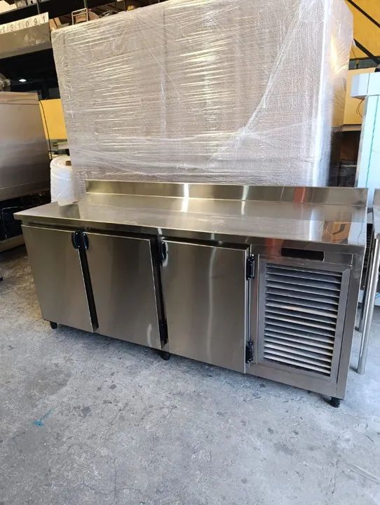Balcão Refrigerado 3 Portas em Inox - Ideal para seu Negócio!