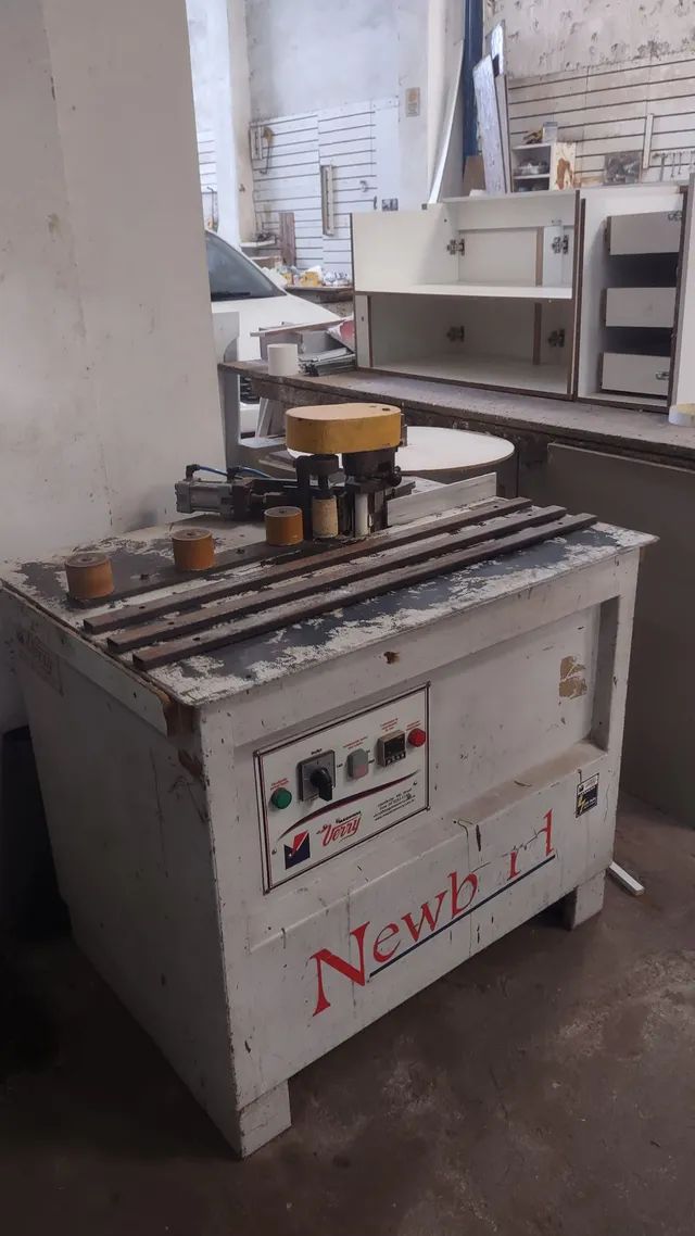  Máquina coladeira de bordos  8.000.00 mil reais