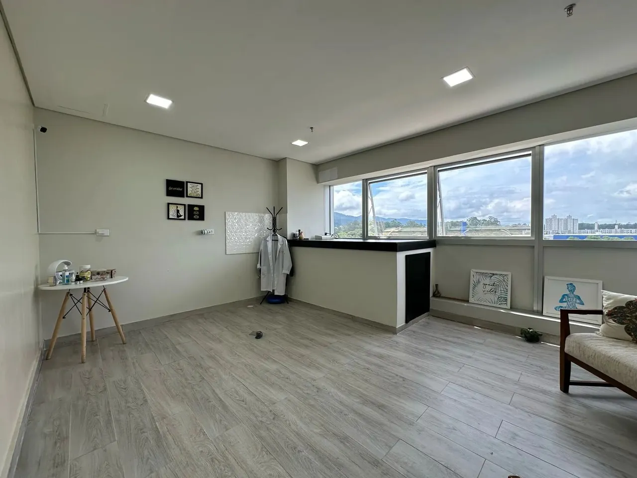 Sala mobiliada para locação no Dual Patteo Mogilar