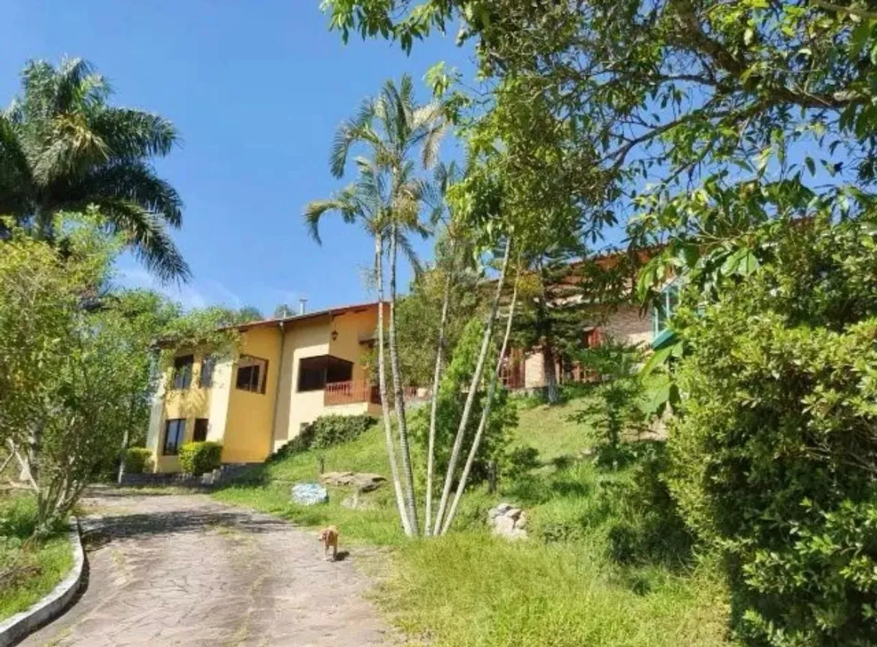 Sobrado à venda no condomínio Quinta das Flores, 4 dormitórios suítes e 5 vagas no Bosque