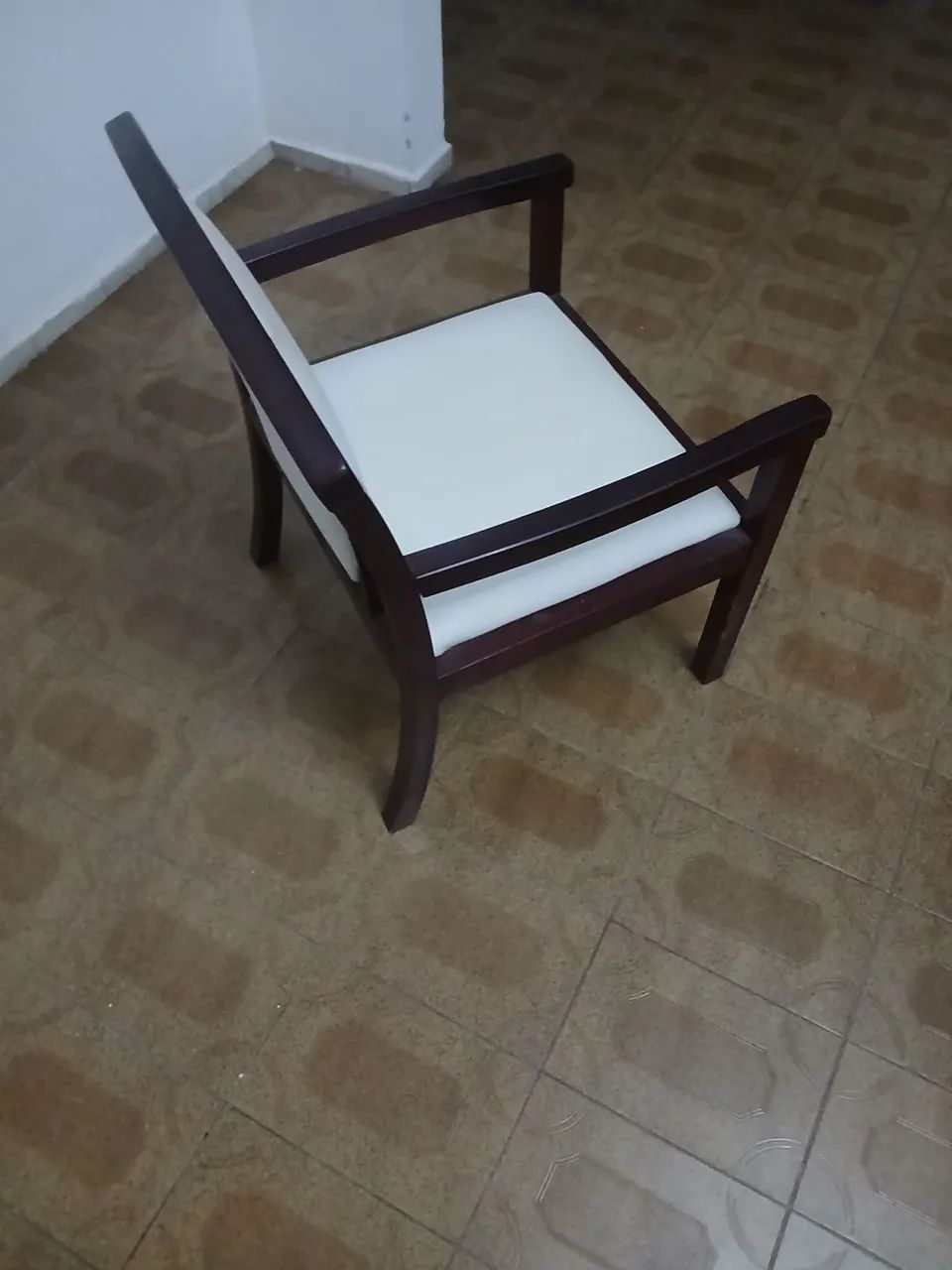Cadeira estilo antiga ,em madeira macissa e estofada - Foto 3