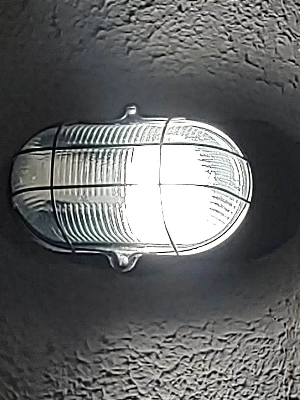 Luminária industrial para ambientes externos