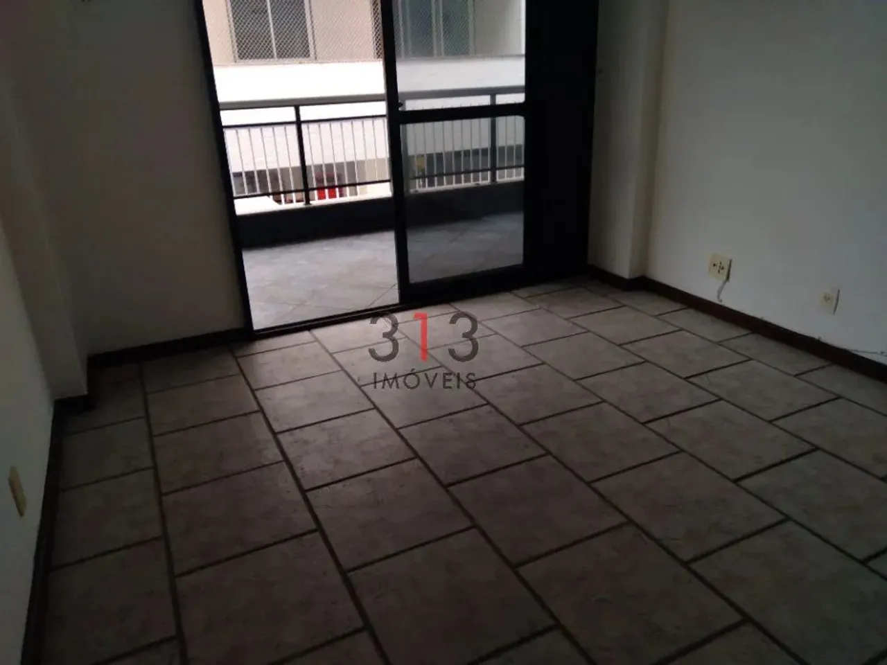 Varanda vista livre para as copa das arvores imovel muito bem cuidado sala em dois ambient