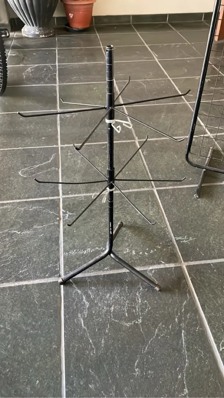 Porta bonés , chaveiros , luvas para balcão 