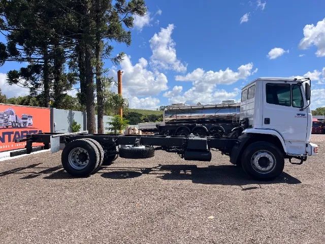 MB Mercedes-Benz 1718 4X2 2011-2012 Caminhão Toco No Chassi Revisado - Foto 3