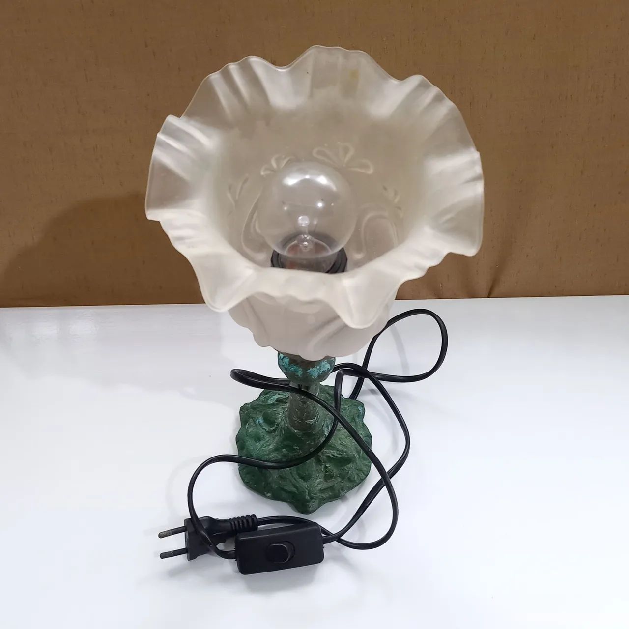 Abajur de bronze vintage com cúpula de vidro em forma de flor. Funcionando normalmente. - Foto 3