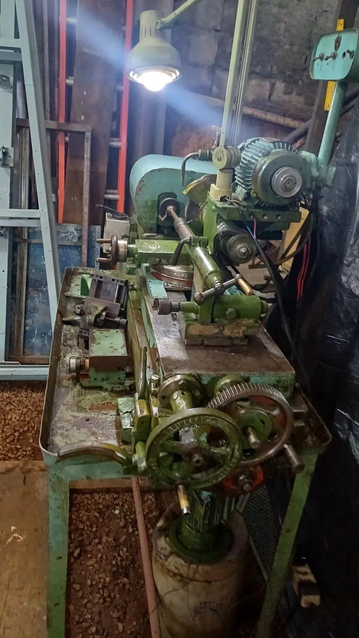Máquina Industrial - Usada o conjunto torno revolver e serra vai vem,