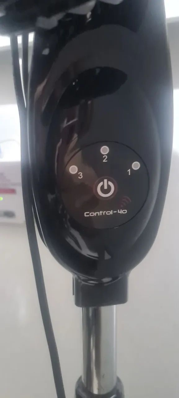 Ventilador de Pé Preto com Grade Vermelha - Foto 3