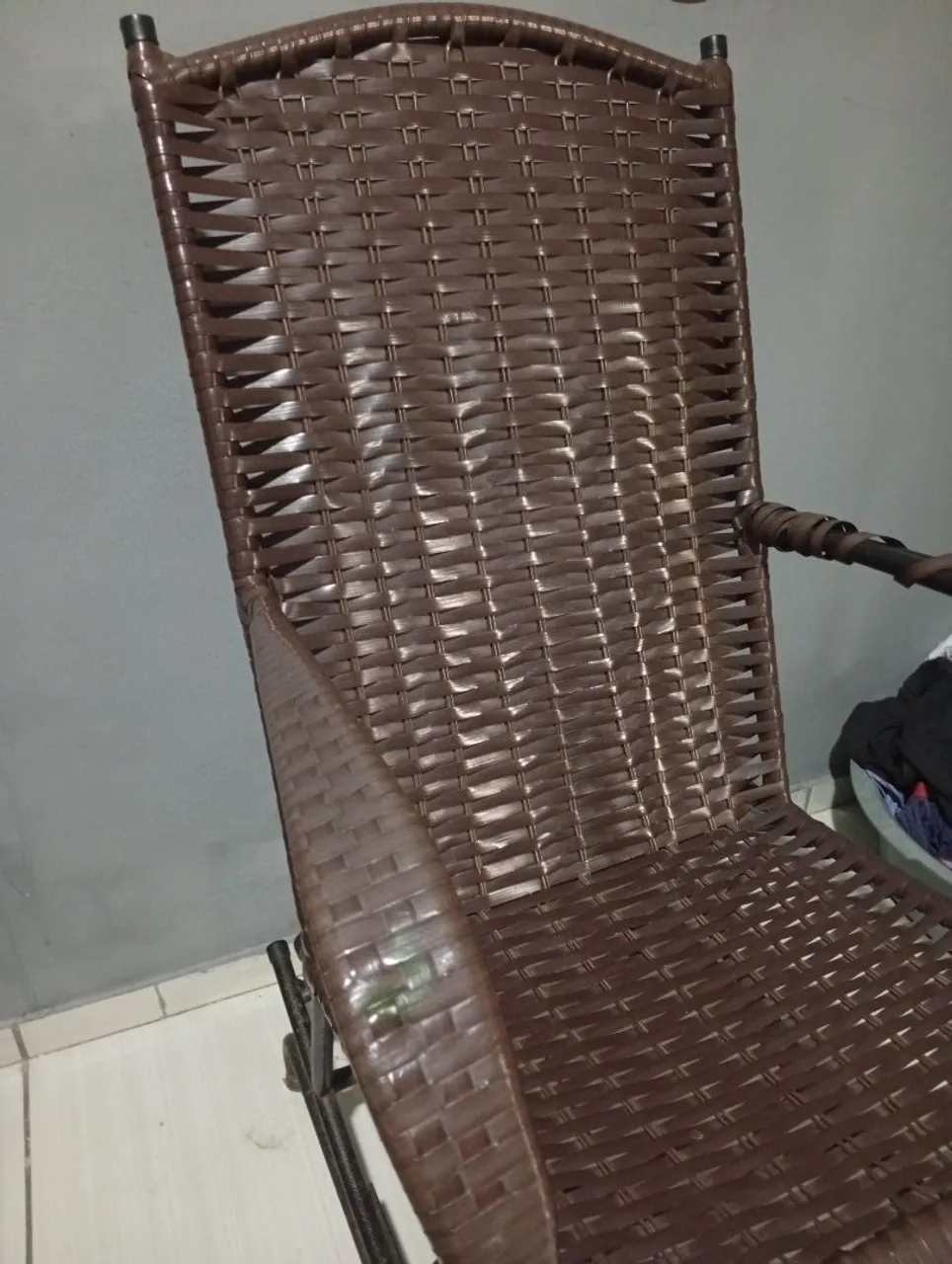 Cadeira de balanço em fibra sintética marrom