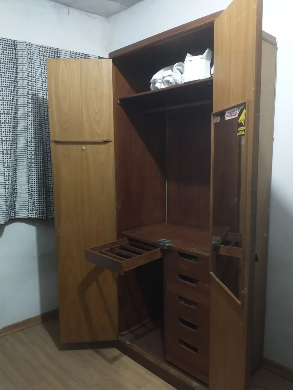 Guarda-Roupa Amadeirado com Espelho e Gavetas