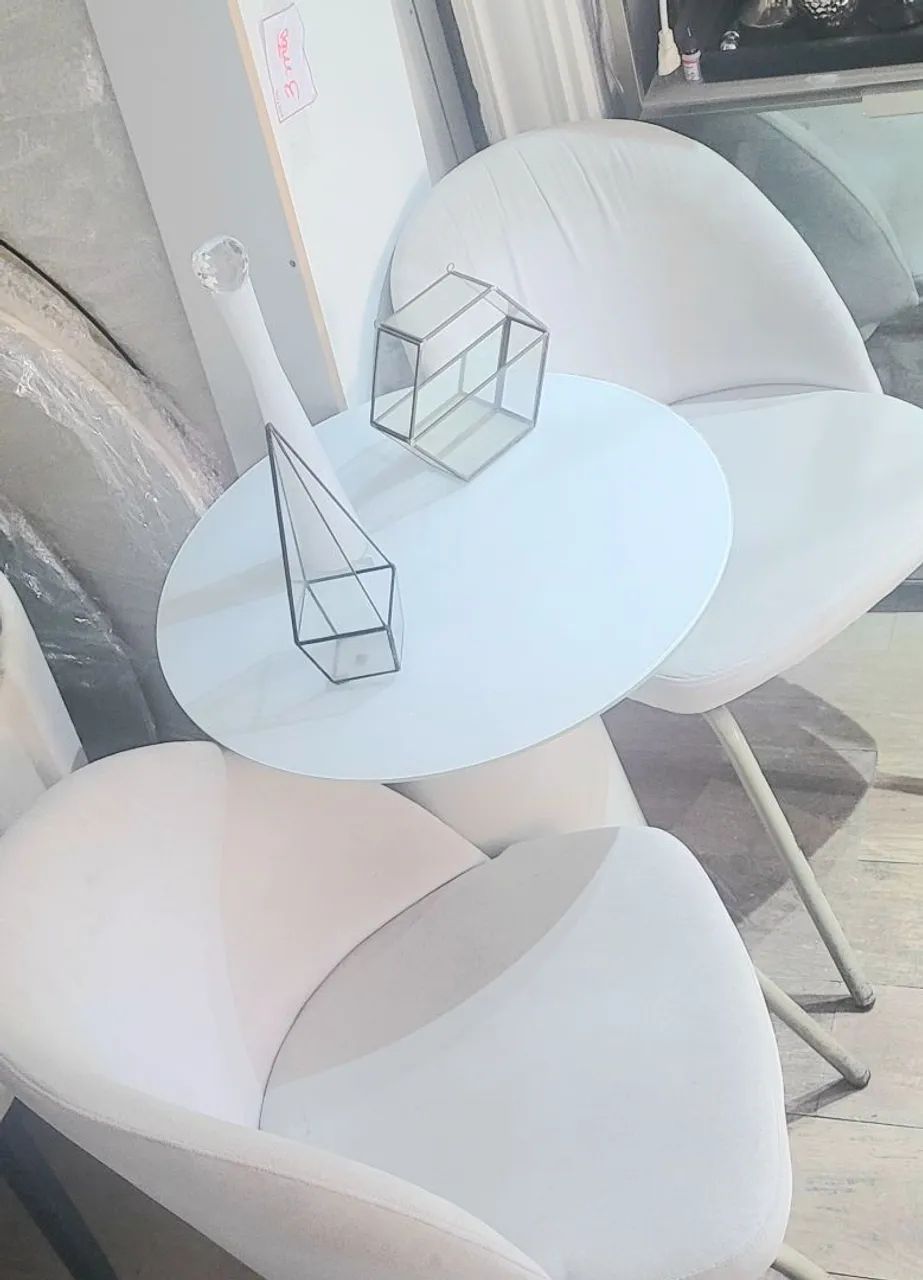 Mesa cone com tampo de vidro e duas cadeiras poltronas - Foto 4
