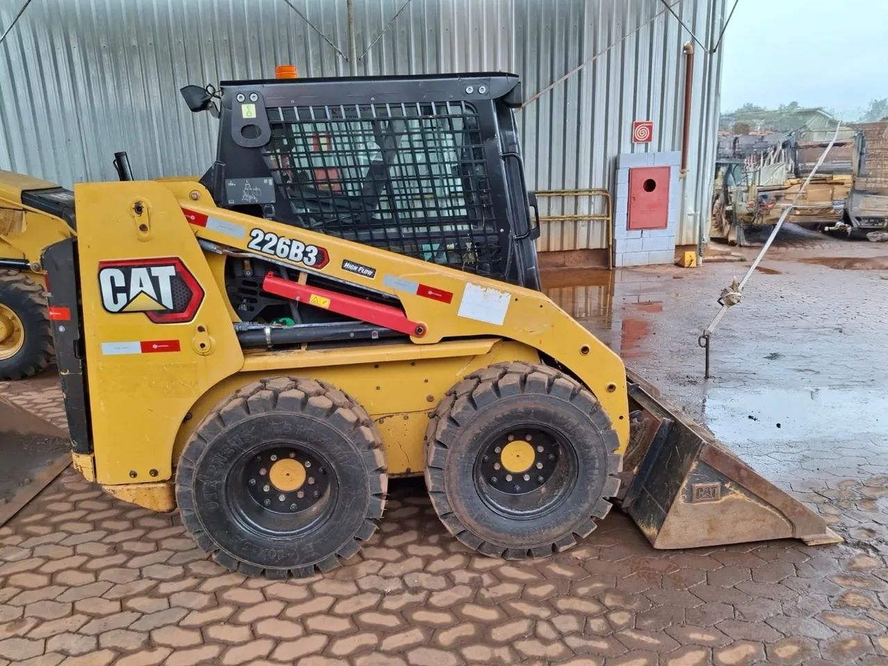 Minicarregadeira Caterpillar 226B3 ano 2021 com ar condicionado, em MG