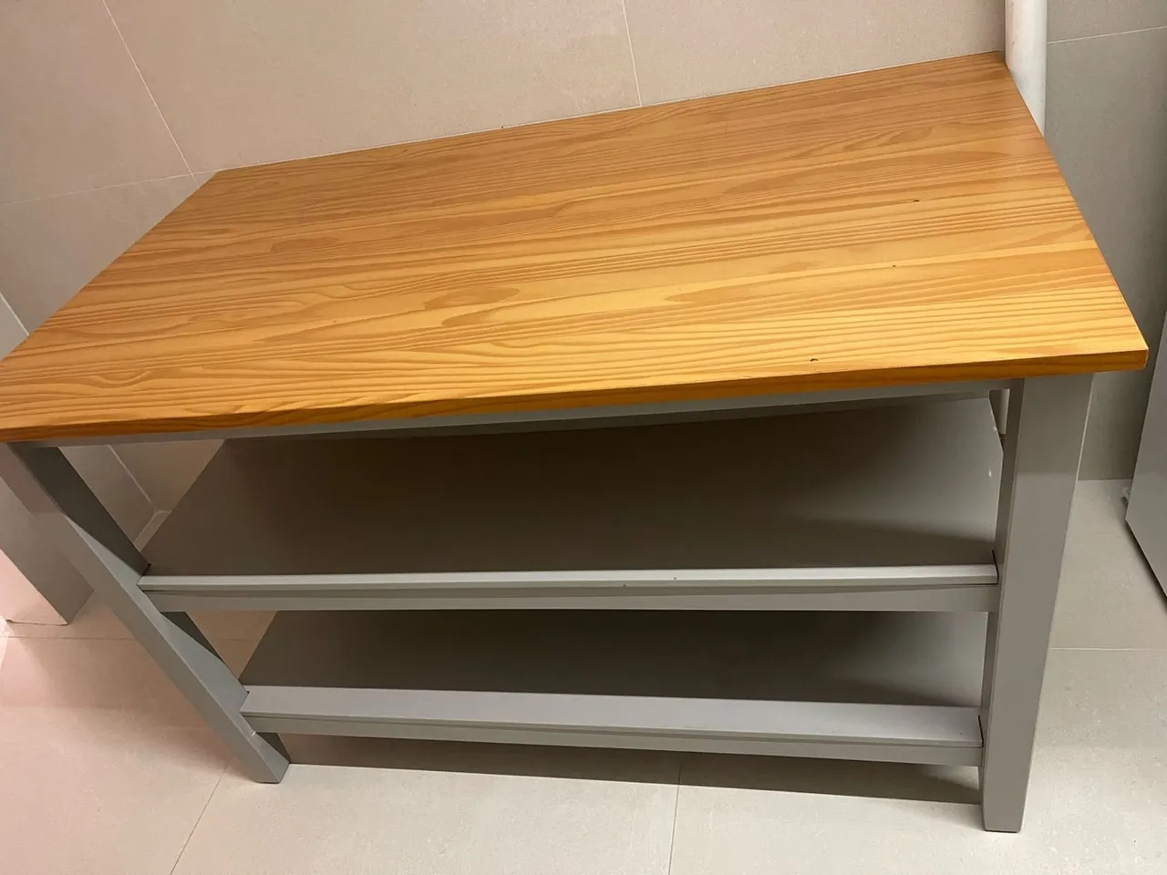 Mesa com prateleiras da TokStok. Madeira pinus