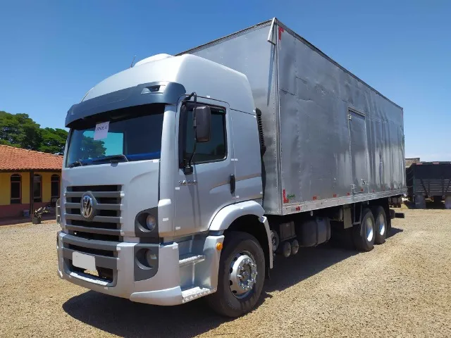 VW 24250 baú ano 2010
