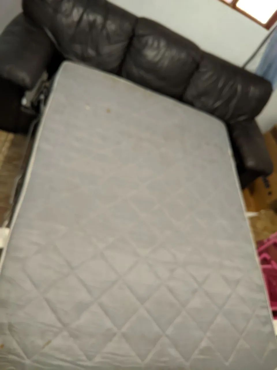 VENDO URGENTE SOFÁ CAMA DE COURO. - Foto 4