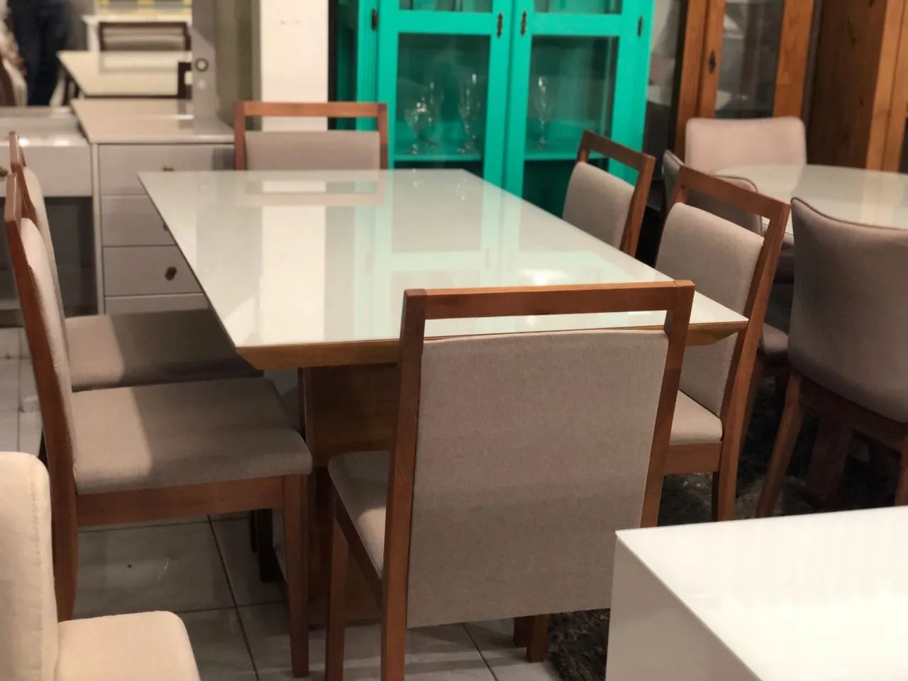 Mesa de Jantar Elegante com Cadeiras de madeira 